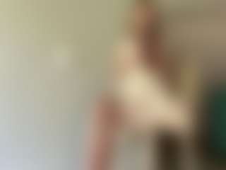 Live cam show with LaraeThurrell - Public on Dolls Live