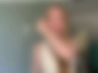 Live cam show with LaraeThurrell - Bikini on milfzrlive.com