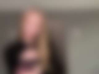 Live cam show with LaraeThurrell - Nipple Piercings on TeamSkeetLive