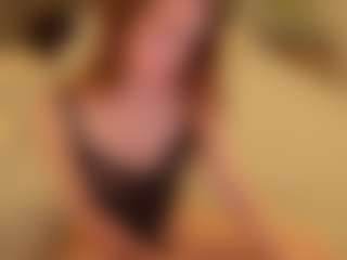 Live cam show with Ari - Spanks on sexylivex.com