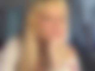 Live cam show with MariKavaney - Middle Aged on StripNow