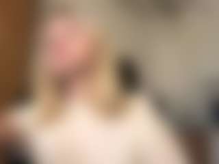 Live cam show with Eve - Camel Toe on StripNow