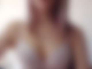 Live cam show with Luna - Public on Camsoda