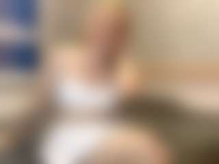 EvelynBomaster's Live Sex Cam Show