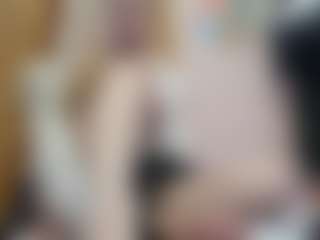 Live cam show with Luna - Camel Toe on Camsoda