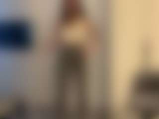 Live cam show with Lana - Hairy Pussy on sexytreat.net