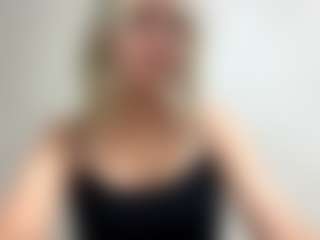 Live cam show with DevoraKolwyck - Smoking on SpunkLive