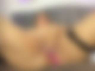 roxanne4u's Live Sex Cam Show