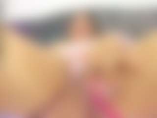 roxanne4u MILF webcam performer live streaming