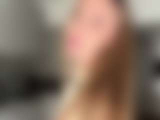 Live cam show with Amelie - Athletic Amateur on AdultVida.com