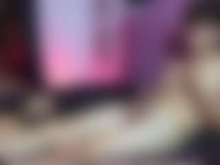 Live cam show with Laramucci - Shaved Pussy on Cam Slut