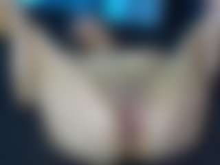 Live cam show with Laramucci - Shaved Pussy on TeamSkeetLive
