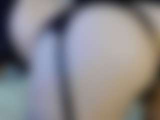 Live cam show with Mia - Petite on AdultVida.com