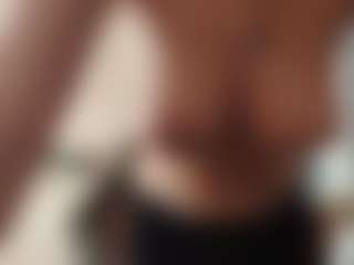Live cam show with JeannettaCossa - Latina Mature on AdultVida.com