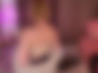 Live cam show with GladysNeuner - Gamer Curvy on Camsoda