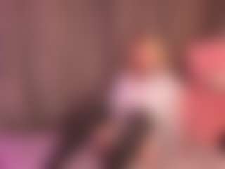 Live cam show with GladysNeuner - Tiny on eurowanks.com