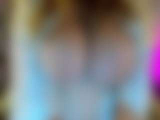 Live cam show with WetLuna1 - Tittyfuck on AdultVida.com