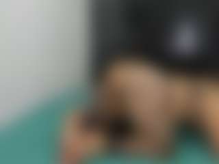 Suzan23 MILF webcam performer live streaming
