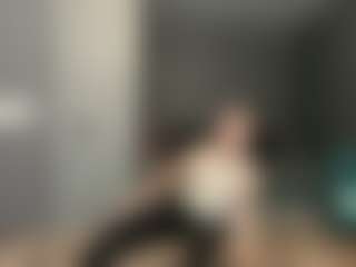 Live cam show with Luna - Small Tits Teen (18+) on 1on1-livenow