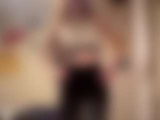 Live cam show with KyleeLeash - Blonde Hair on luckytryst.com