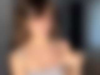 Live cam show with Isabella - Brown Hair Petite on Camiplay Live