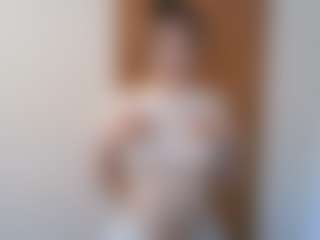 Live cam show with Luna Li - Kisses on Uber Horny