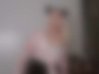 Live cam show with SadyeDobiesz - Bikini on TeamSkeetLive