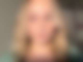 Live cam show with MerriRiesgraf - Flashing on SquirtSoMuch
