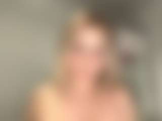 Live cam show with MerriRiesgraf - Eating Pussy on SquirtSoMuch