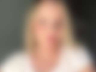 Live cam show with MerriRiesgraf - Public on Camiplay Live