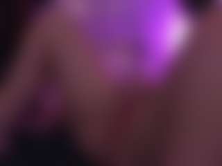 Live cam show with Lolajunee - Flashing on Soda Cam