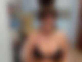 Live cam show with Lara Tinelli - Milk on AdultVida.com