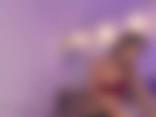 Live cam show with Chelseylewis - Petite MILF on Hubzter Live