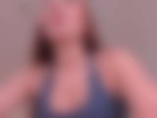 Live cam show with Mia Farrell - Average on Milfs Live