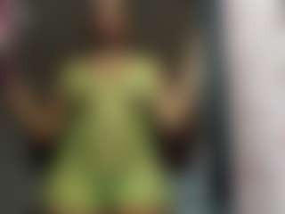 NahomyFox MILF webcam performer live streaming