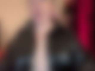 kisicaxx MILF webcam performer live streaming