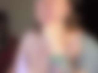 kisicaxx MILF webcam performer live streaming