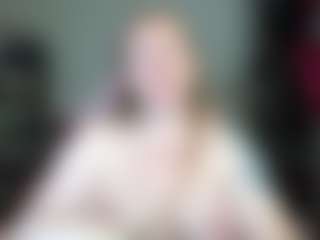 kisicaxx MILF webcam performer live streaming
