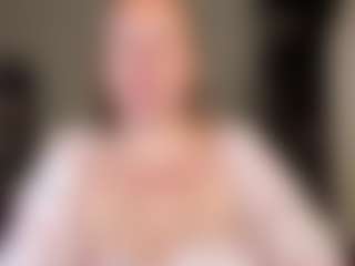 kisicaxx MILF webcam performer live streaming