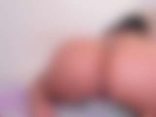 Live cam show with NinaPetite - Shaved Pussy MILF on camtv