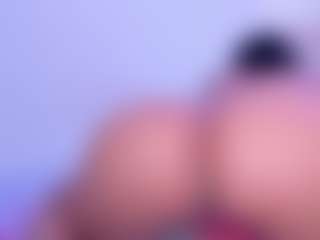 Live cam show with NinaPetite - Shaved Pussy MILF on hornycams.live