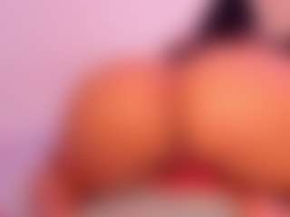 NinaPetite MILF webcam performer live streaming