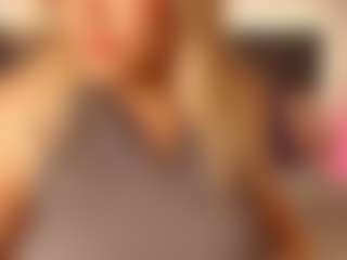 Live cam show with celiahenn - Smoking on SquirtSoMuch