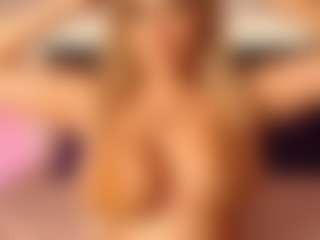 Live cam show with celiahenn - Curvy on TeamSkeetLive