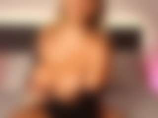 celiahenn's Live Sex Cam Show
