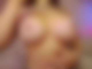Live cam show with yssadiamond - Lush MILF on StripNow