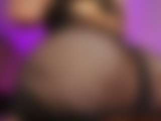 Live cam show with Laauura - Fingering on Camsoda