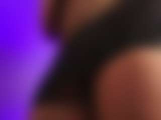 Live cam show with Laauura - Fingers on Camsoda