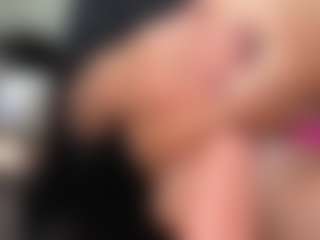 Live cam show with Hannah - Curvy MILF on StripNow