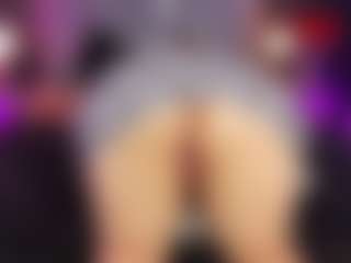 Live cam show with ATINXNAUGTHY - Shaved Pussy MILF on Latina Girls